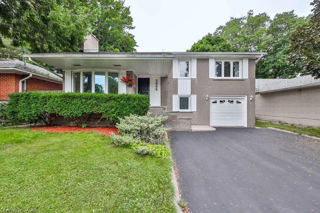 Property Photo:  3096 Ballydown Crescent  ON L5C 2C8 