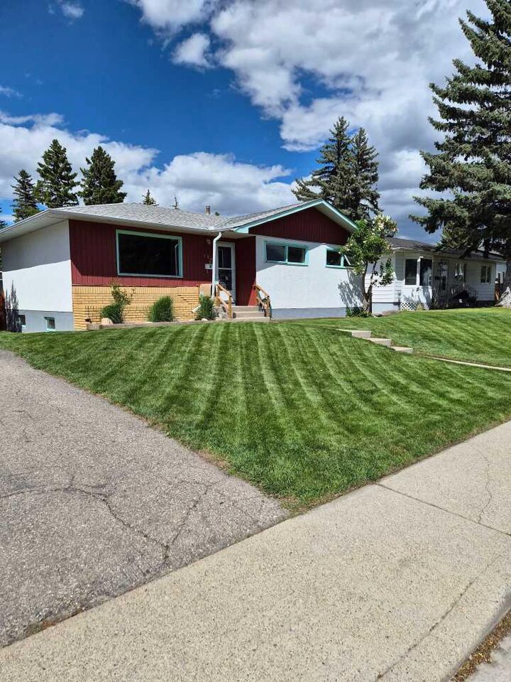 Property Photo:  126 Springwood Drive SW  AB T2W 0K5 