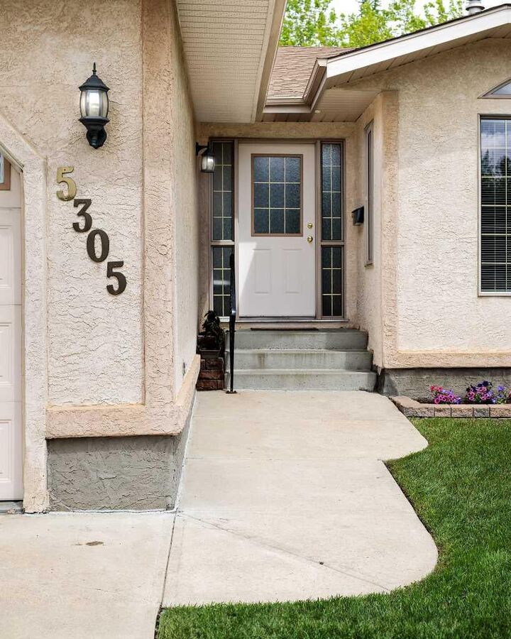 Property Photo:  5305 66 Street  AB T4V 4M2 