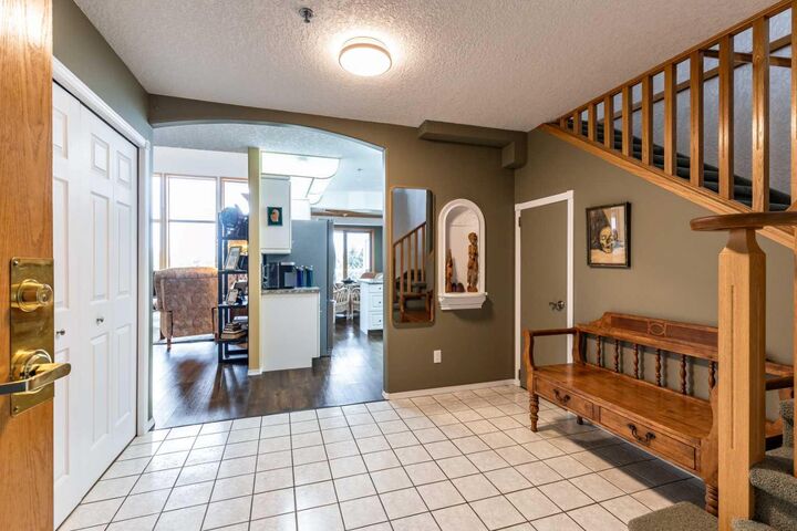 Property Photo:  1535 Southview Drive SE 405  AB T1B 4H8 