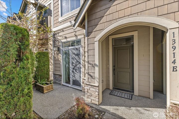 Property Photo: 13914 N Pointe Circle WA 98012