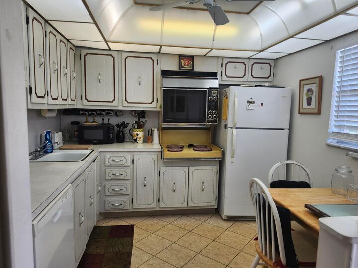 Property Photo:  330 NE 26th Avenue 411  FL 33435 