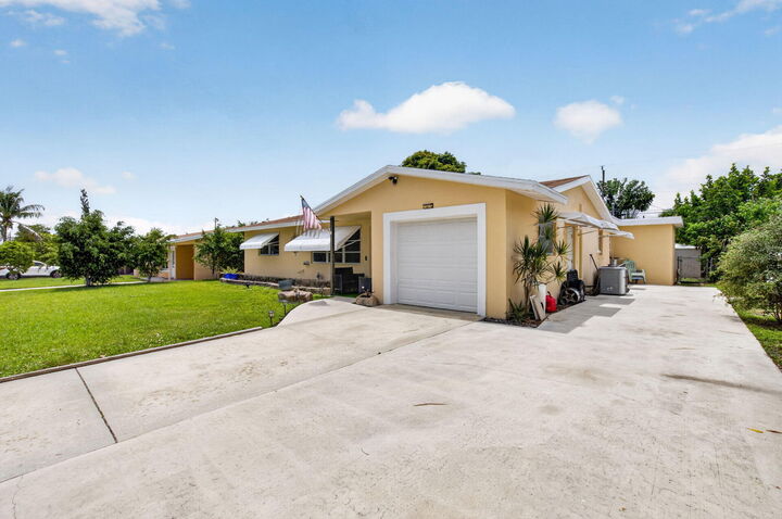 Property Photo: 220 SW 10th Avenue FL 33435