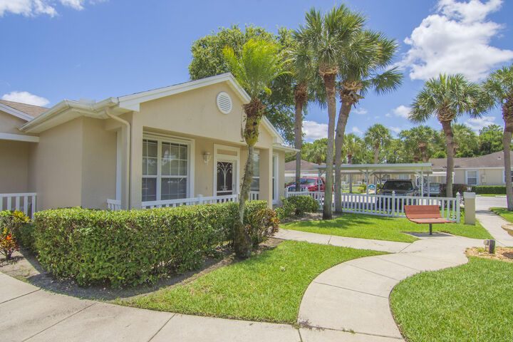Property Photo: 567 NW San Remo Circle FL 34986