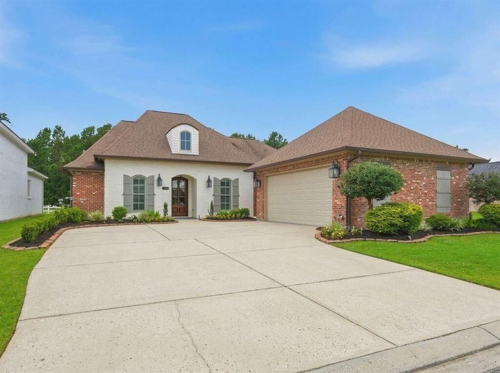 Property Photo: 6540 White Oleander Cir W LA 70605