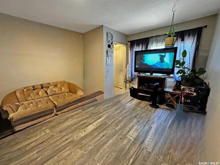 Property Photo: 807 Weldon Avenue SK S7M 2V3