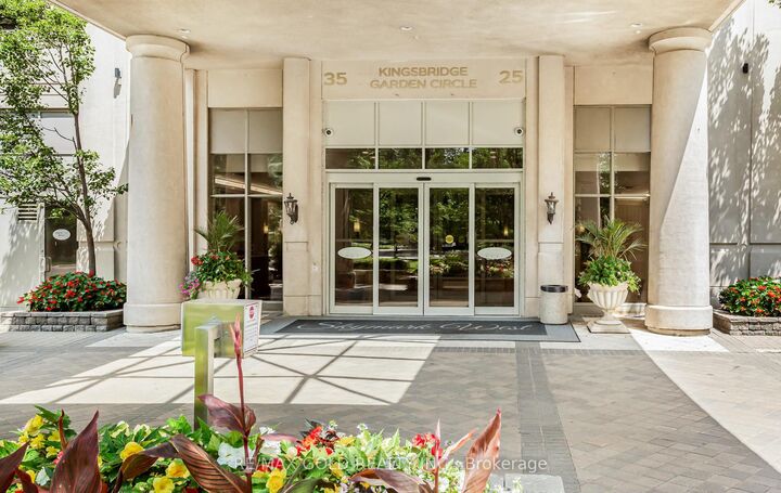 Property Photo: 25 Kingsbridge Grdn Circle 224 ON L5R 4B1