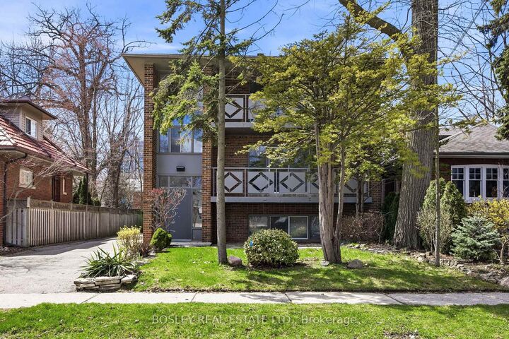 Property Photo: 24 Oakwood Avenue N ON L5G 3L7