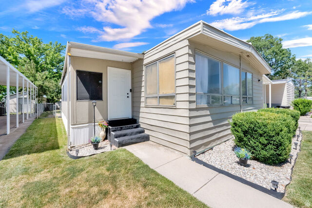 Property Photo: 884 Storm Mountain Dr UT 84123