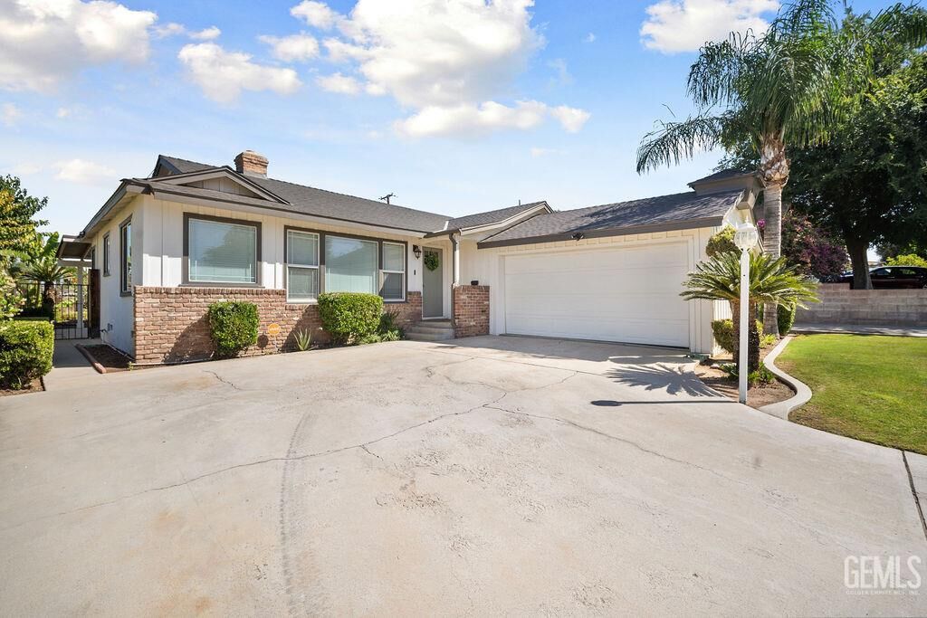 Property Photo: 2616 Corto Street CA 93306