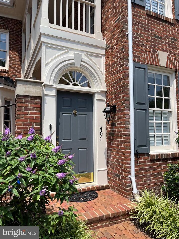 Property Photo: 407 S Henry Street VA 22314