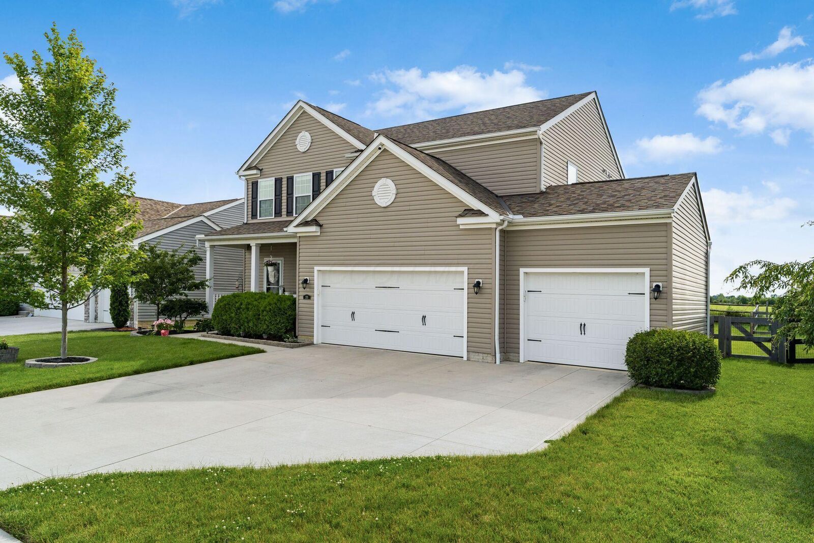 Property Photo:  213 Red Oak Pass  OH 43116 