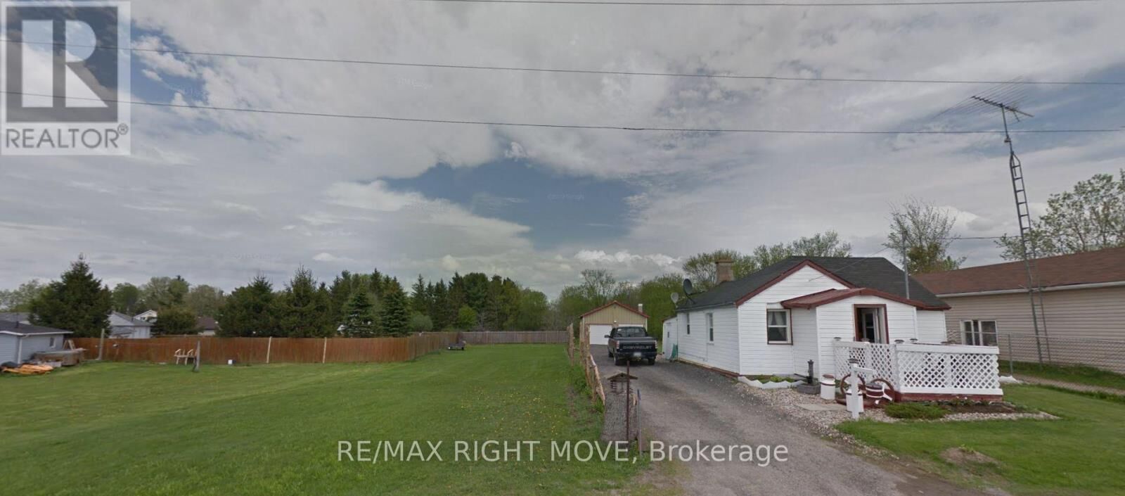Property Photo:  103 Bay Street  ON K0H 2N0 