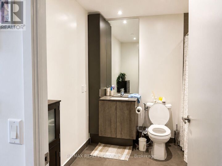 Property Photo: 448 Burnhamthorpe Road West 512 ON L5B 0R4