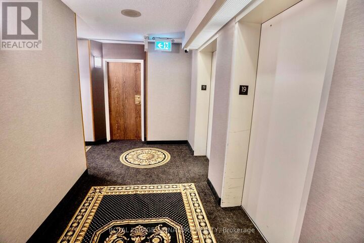 Property Photo:  550 Webb Drive 1905  ON L5B 3Y4 