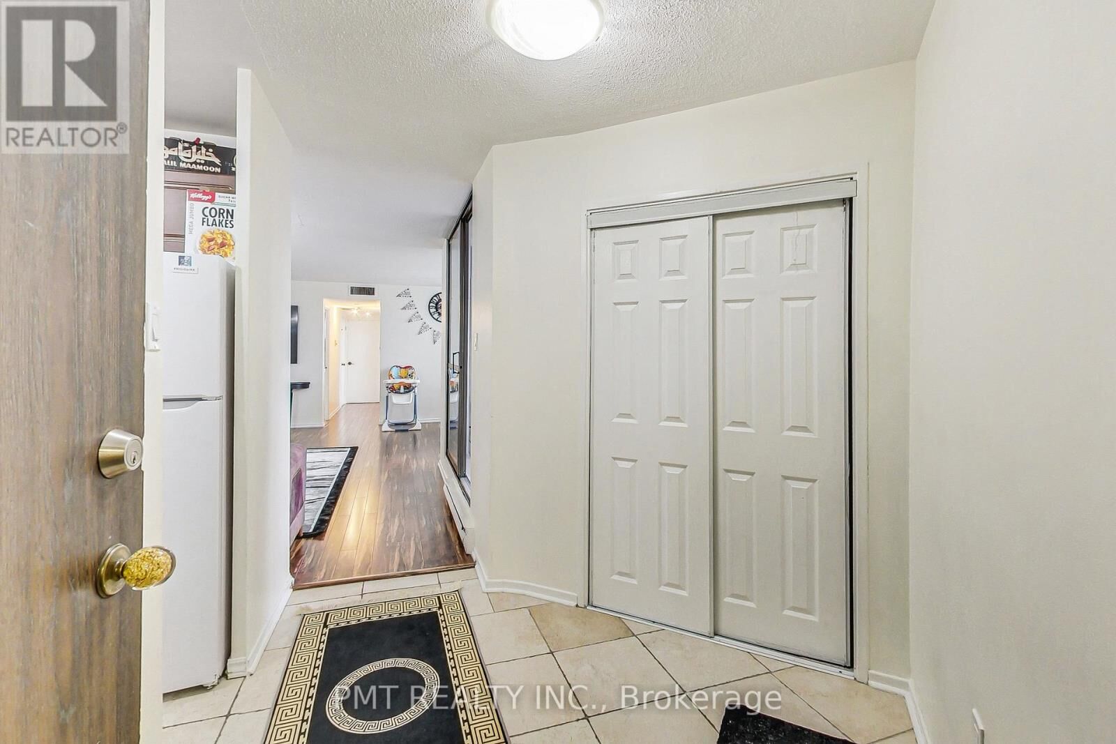 Property Photo: 2323 Confederation Parkway 1105 ON L5B 1R6