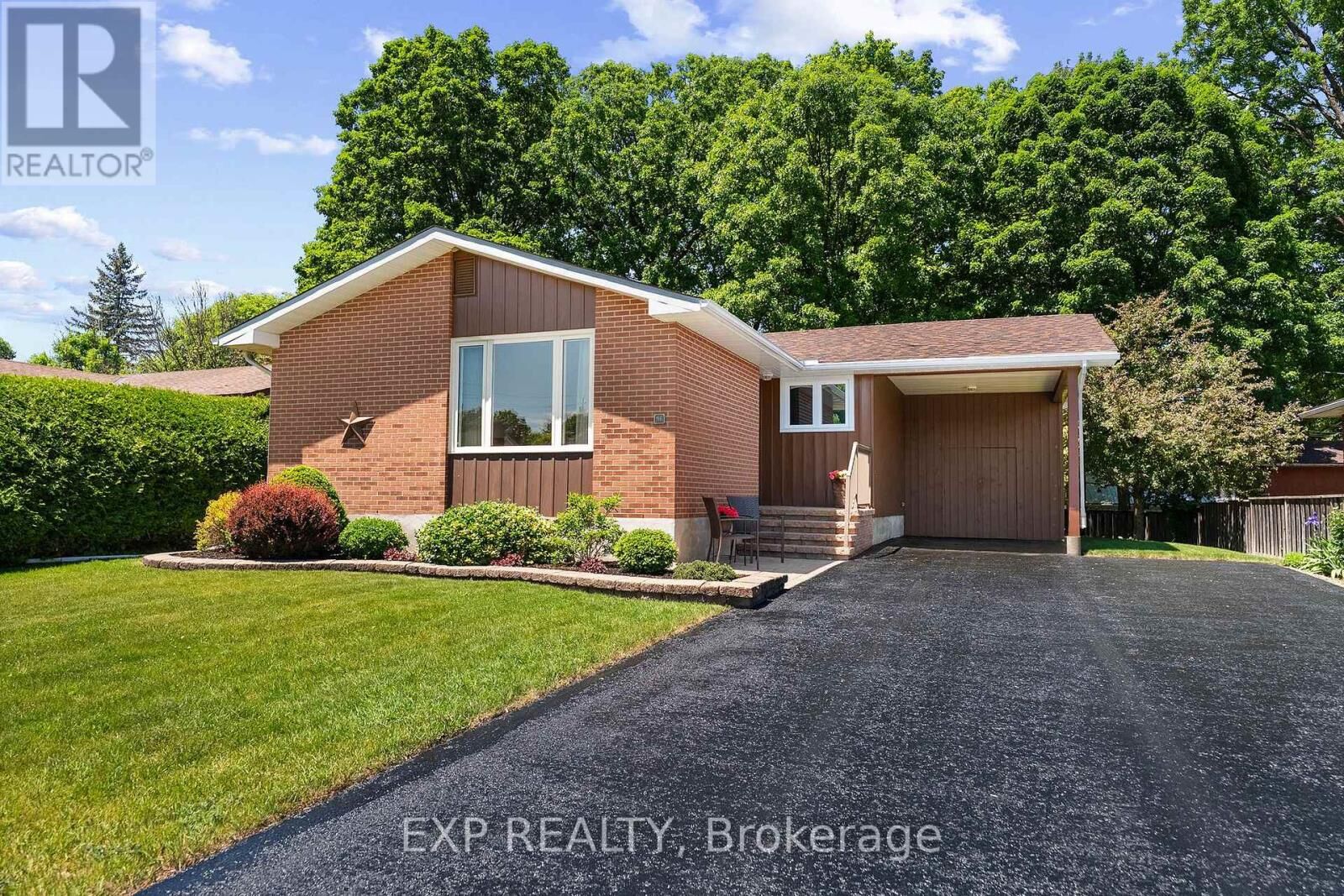 Property Photo: 96 Simpson Avenue ON K7V 2P5