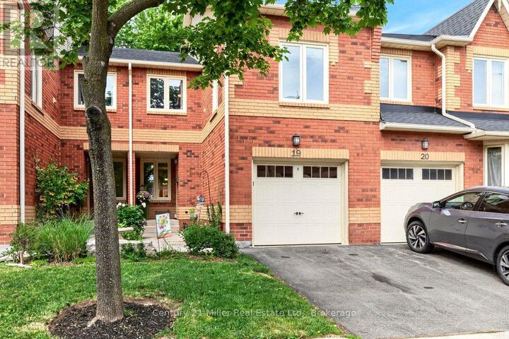 Property Photo: 2006 Glenada Crescent 19 ON L6H 5R9