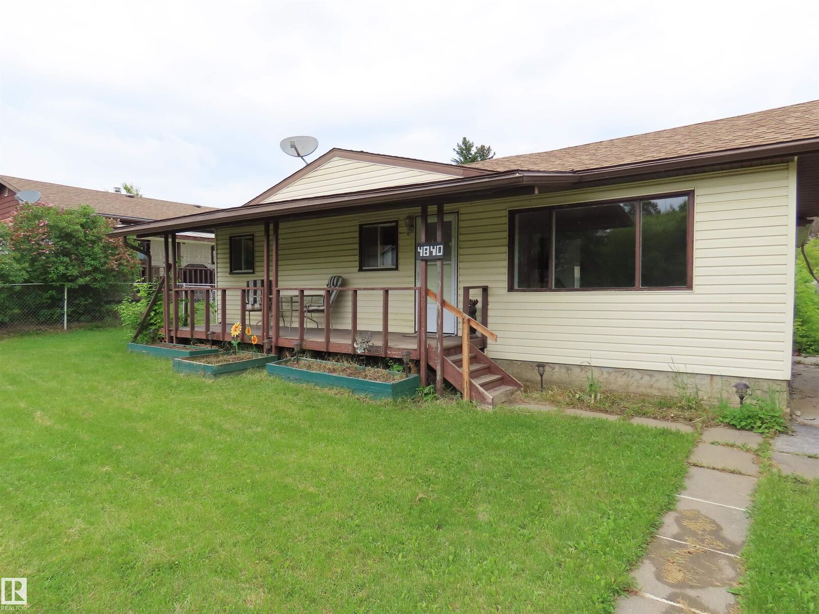 Property Photo:  4840 51 Avenue  AB T0E 2A0 