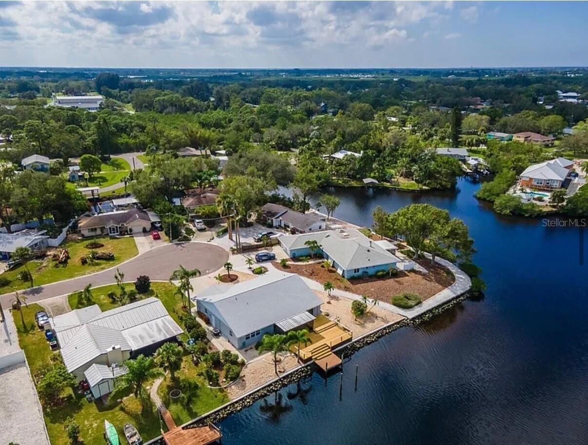 Property Photo:  805 Leisey Circle  FL 33570 
