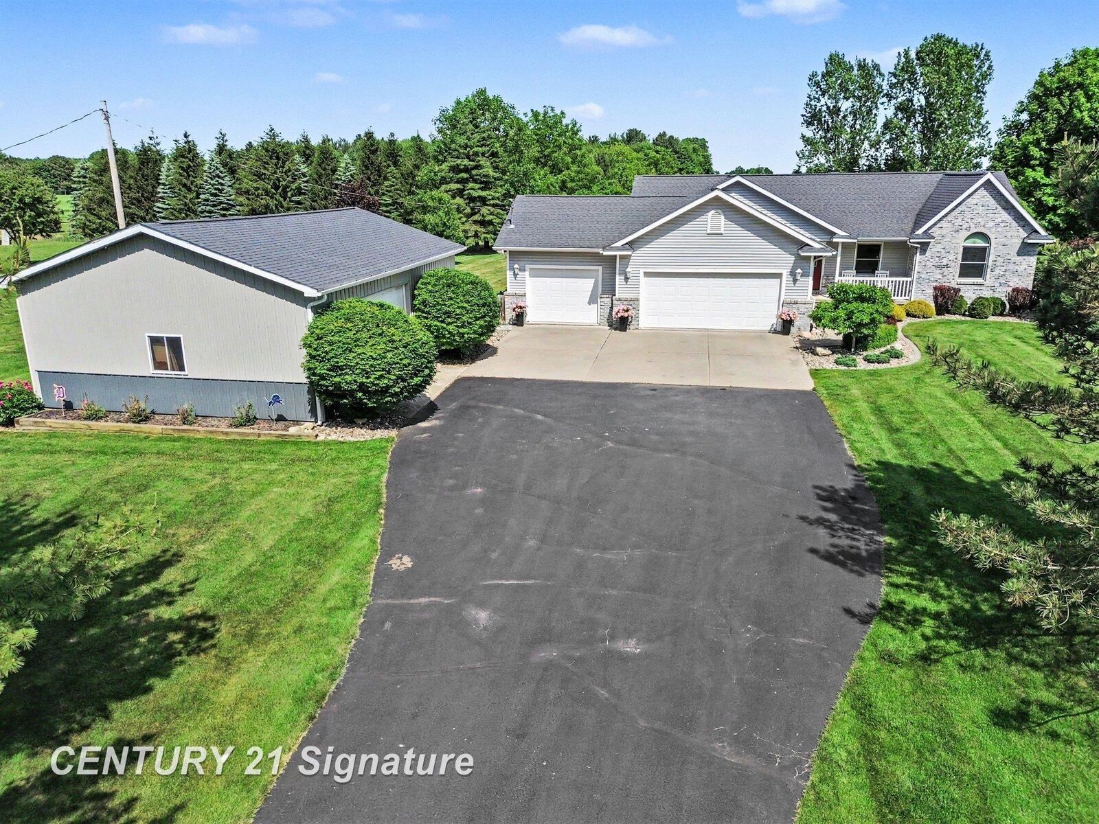Property Photo: 3790 N Gleaner Road MI 48623