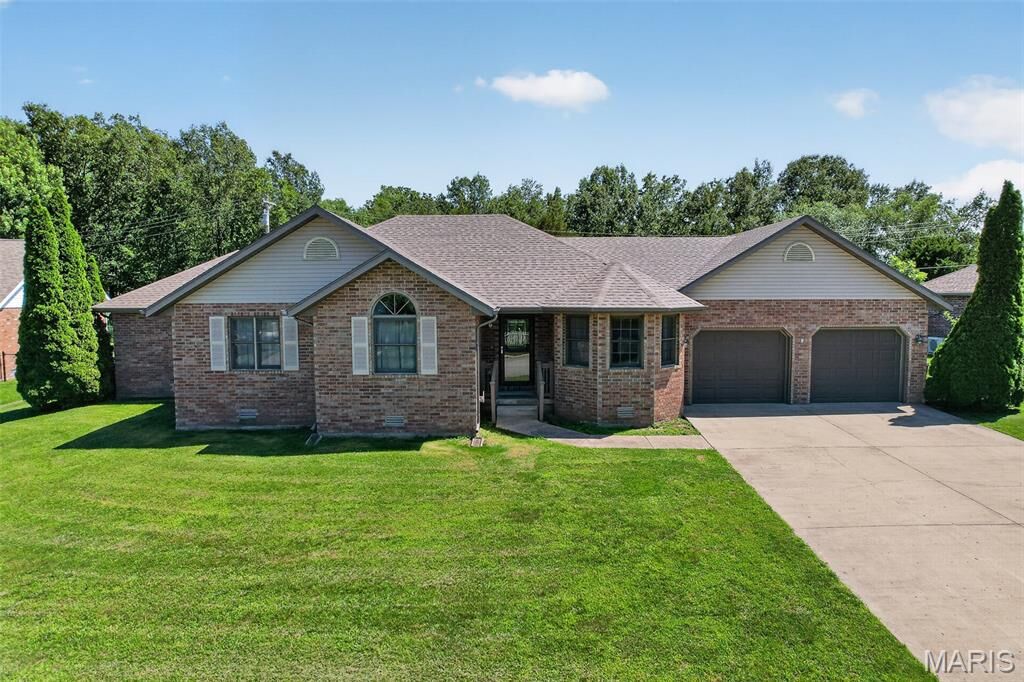Property Photo: 2220 Cherry Blossom Circle MO 65536