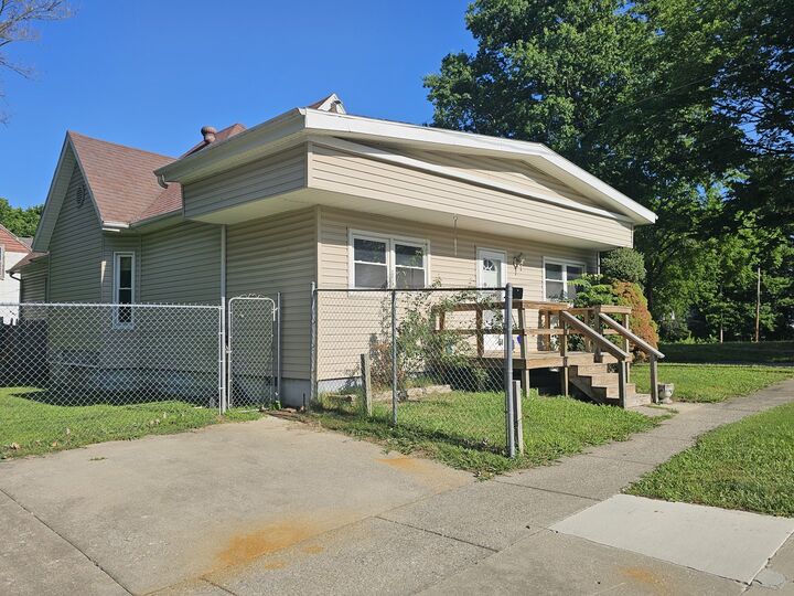 Property Photo:  401 S 20th Street  IL 62864 