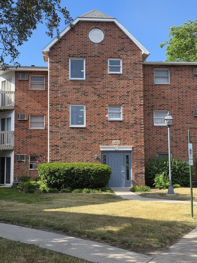 Property Photo:  1303 Cunat Court 3D  IL 60156 