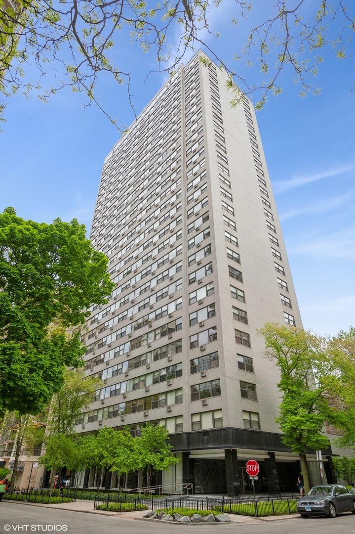 Property Photo:  1445 N State Parkway 1904  IL 60610 
