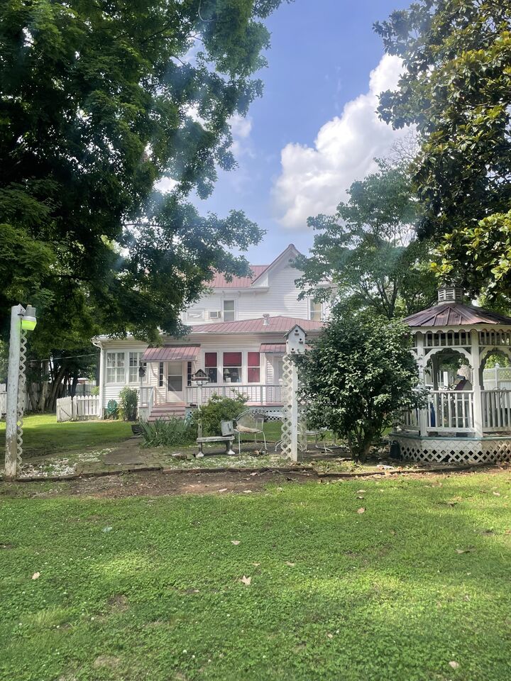 Property Photo: 213 Pulaski St TN 38464