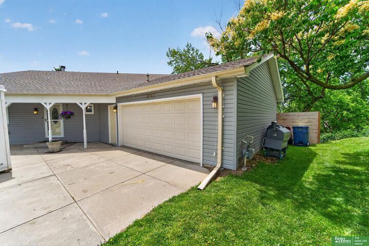 Property Photo:  807 Mohanna Place  NE 68005 