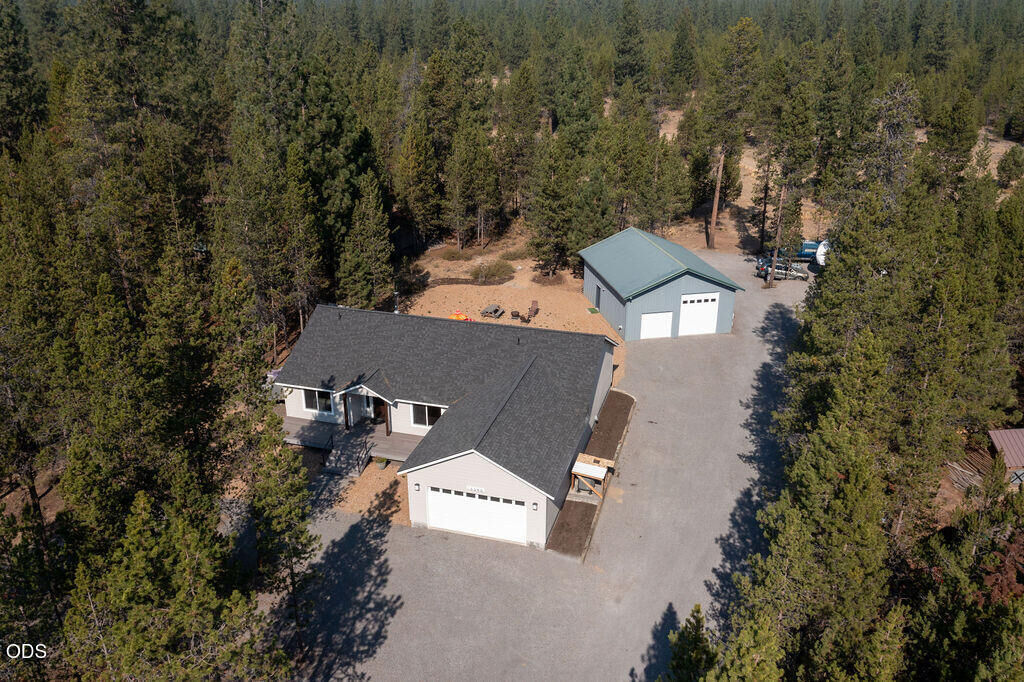 Property Photo: 16346 Park Drive OR 97739