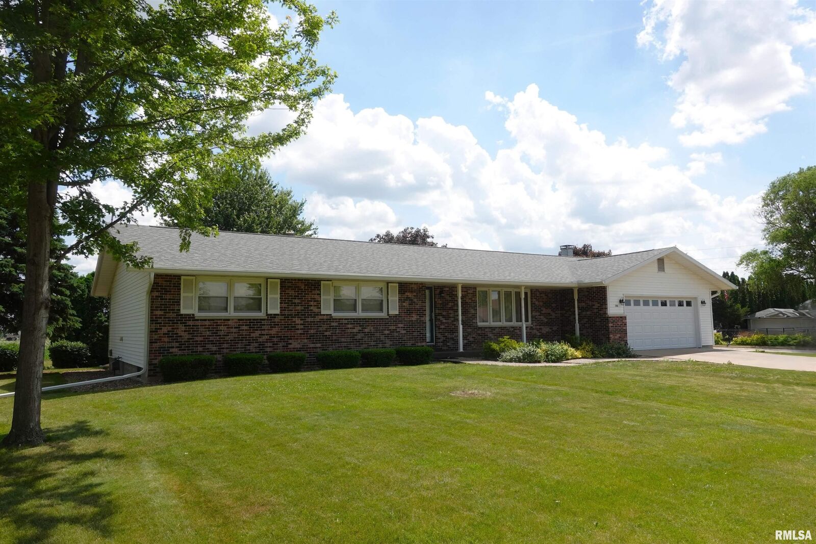 Property Photo:  2060 W Losey Street  IL 61401 