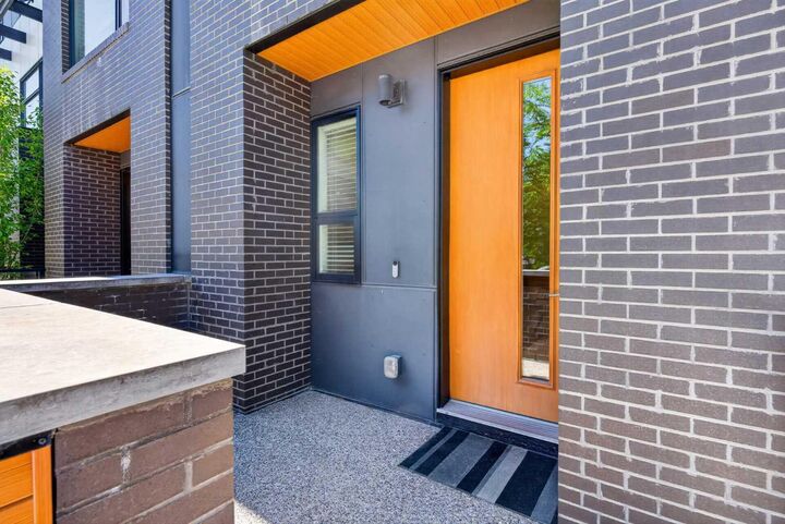 Photo de la propriété:  833 77 Street SW  AB T3H 6B2 
