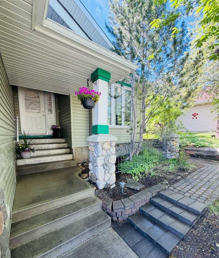 Property Photo: 13 Somerset Gate SW AB T2Y 3G9