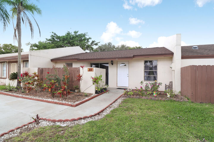 Property Photo:  23 Chelsea Lane  FL 33426 