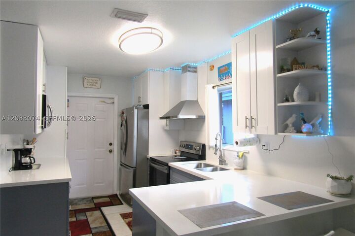Property Photo:  942 SW 8th Pl  FL 33034 