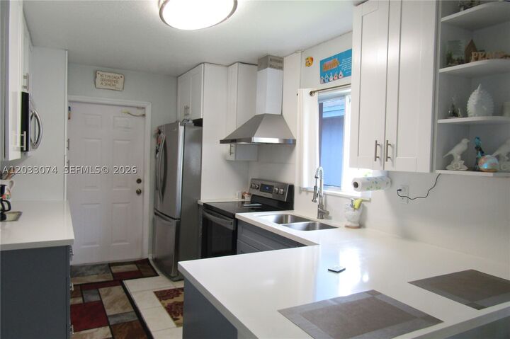 Property Photo: 942 SW 8th Pl FL 33034