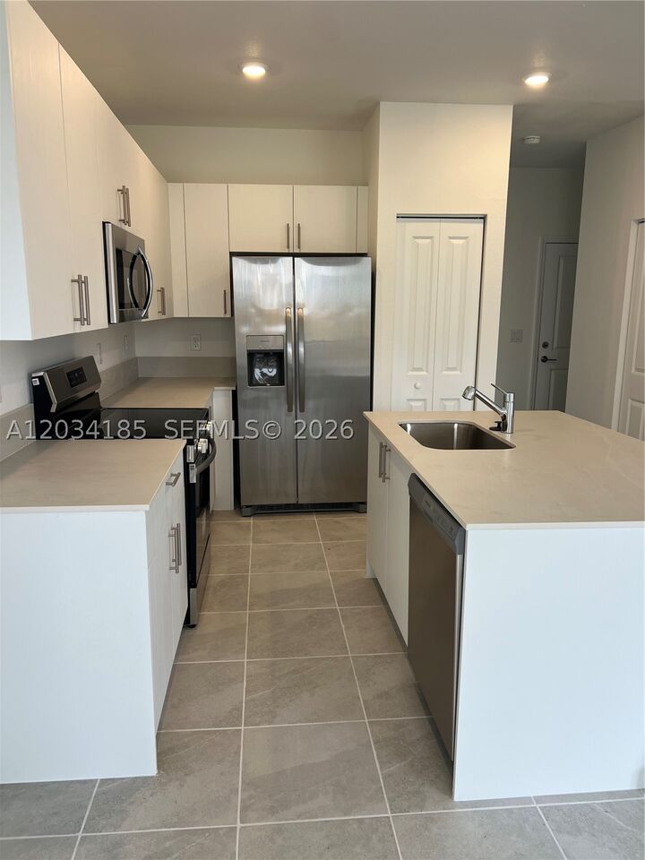 Property Photo:  1540 NW 1st St  FL 33034 