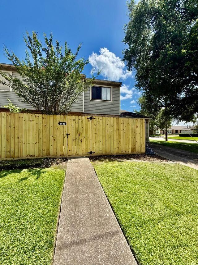 Property Photo:  8585 Glen Meadow Ln  TX 77706 
