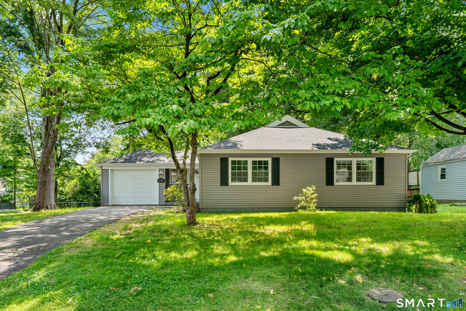 Property Photo:  137 Brewster Road  CT 06117 