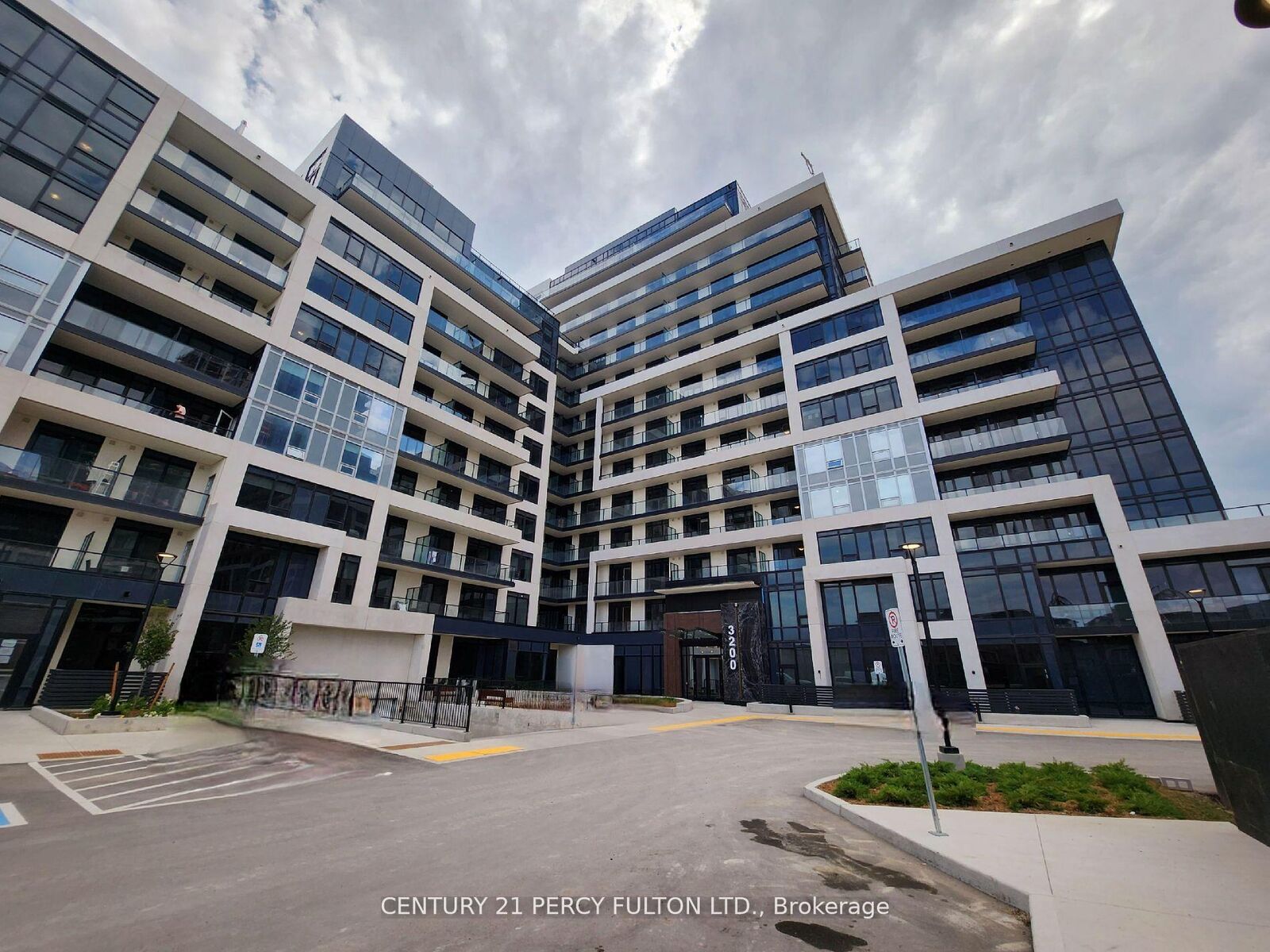 Property Photo: 3200 William Coltson Avenue 512 ON L6H 7W6