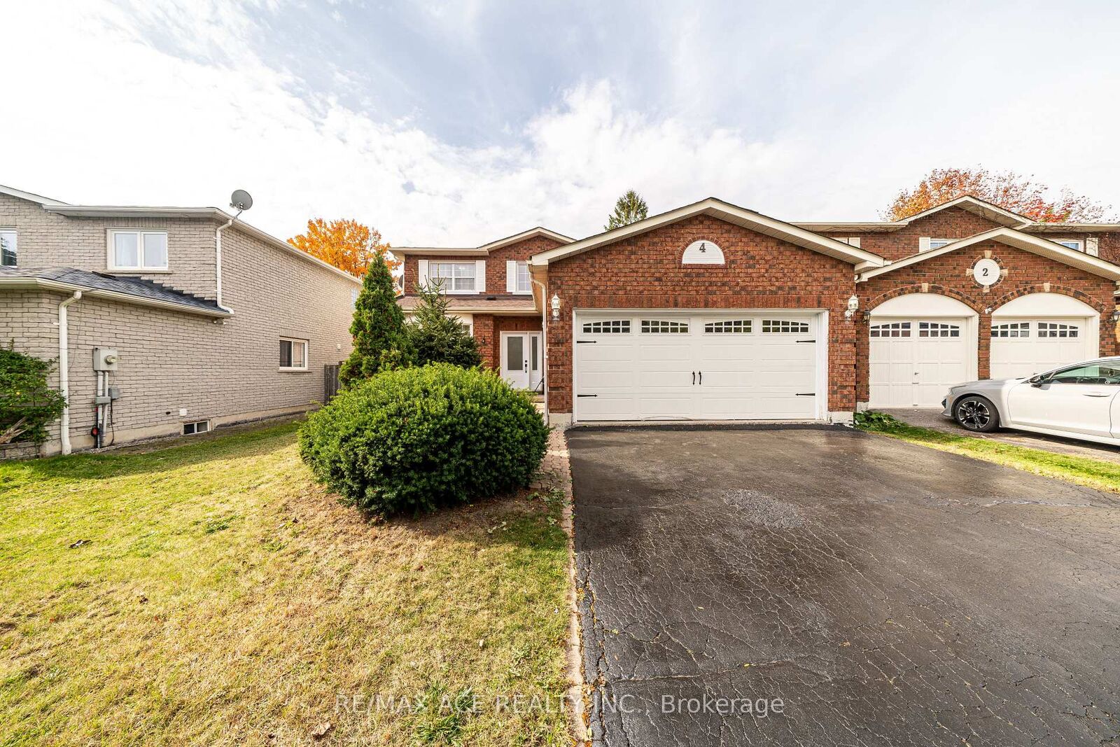 Property Photo: 4 Broughton Court ON L1N 6Y8