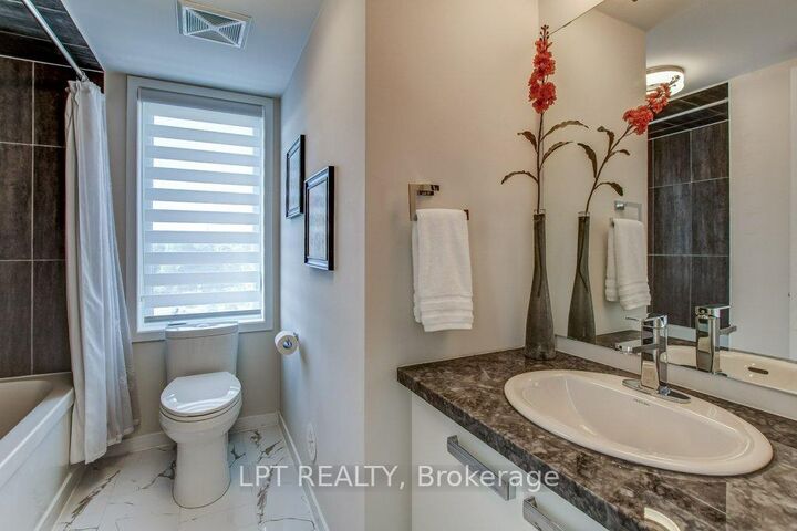 Property Photo: 300 Alex Gardner Circle 64 ON L4G 3G5