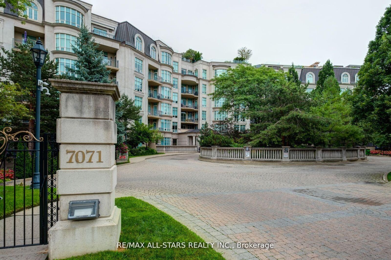Property Photo:  7071 Bayview Avenue 211  ON L3T 7Y8 