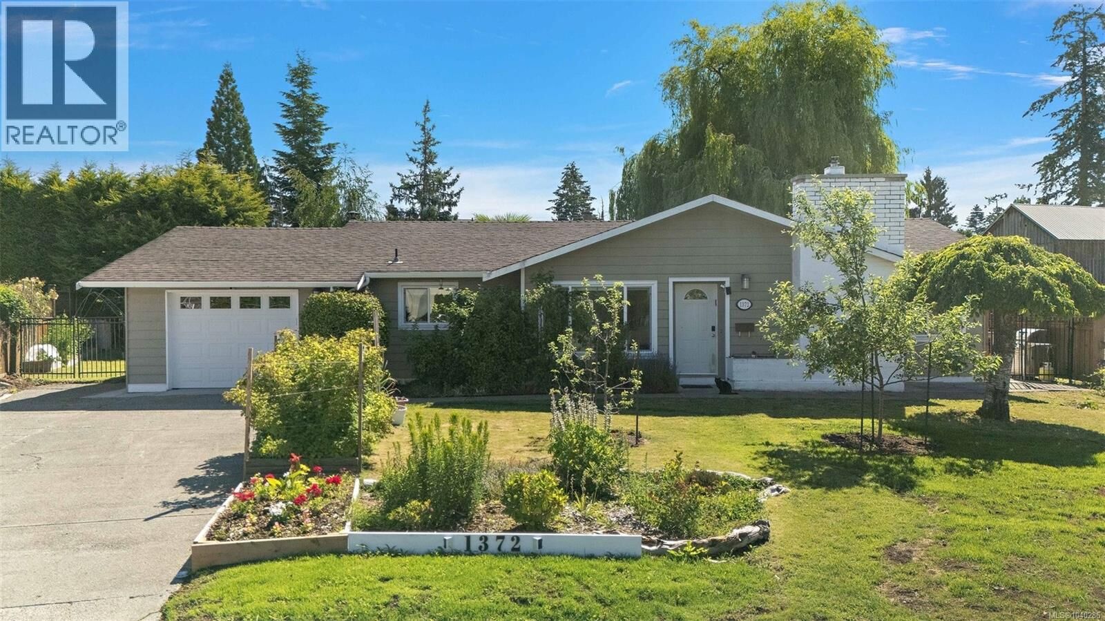 Property Photo: 1372 Rafiki Place BC V8M 1G5