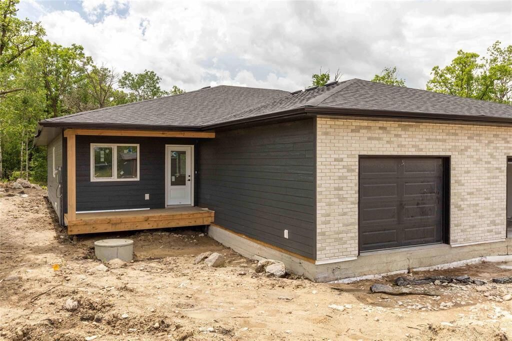 Property Photo:  216 Barkman Avenue  MB R0A 0V2 