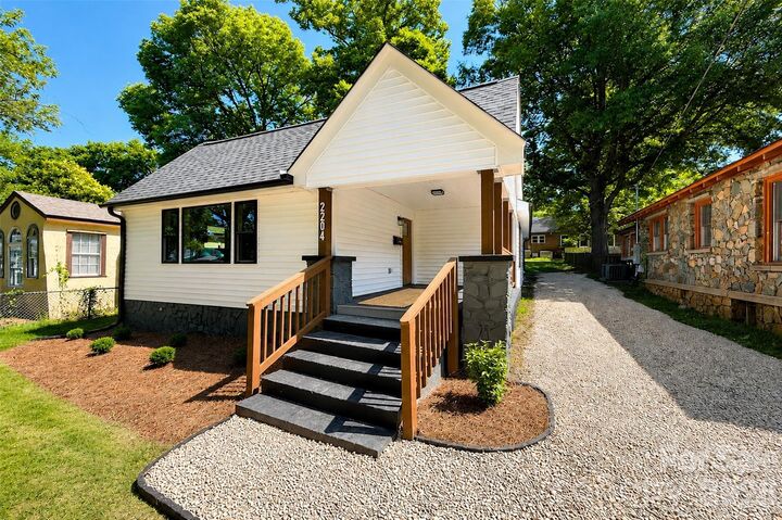 Property Photo:  2204 Rozzelles Ferry Road  NC 28208 