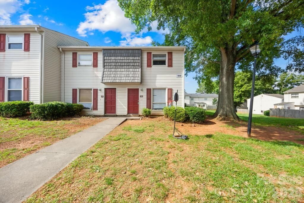 Property Photo: 7915 Oak Meadow Court NC 28210