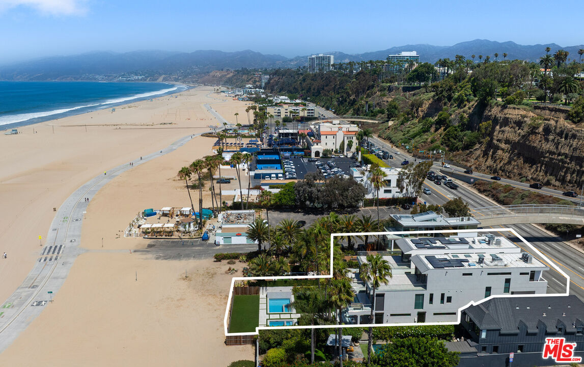 Property Photo:  938 - 940 Palisades Beach Rd  CA 90403 